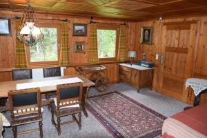 埃爾博納普的住宿－加普度假山林小屋，小屋内带桌椅的用餐室
