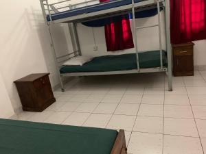 Postel nebo postele na pokoji v ubytování Sea Sands Beach Hostel