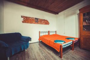 una camera da letto con un letto e un divano di Chateau Bruale a Tkhilistskaro