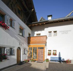 um edifício branco com um banco à frente em Haus Lenz em Serfaus