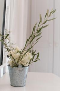un vaso pieno di fiori bianchi seduto su un tavolo di Krotiri Bay -adults only a Paroikia