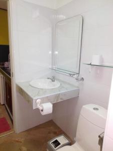 カオラックにあるSanuk Bungalowのバスルーム(洗面台、鏡、トイレ付)