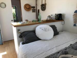Postel nebo postele na pokoji v ubytování Cabanon de pêcheur en bord de lagune