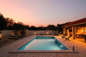 Der Swimmingpool an oder in der Nähe von Luka