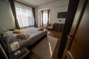 Ένα ή περισσότερα κρεβάτια σε δωμάτιο στο Apartament Tatu bar&grill