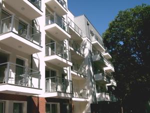 un immeuble d'appartements avec balcon sur le côté. dans l'établissement Apartment SILESIA, à Świnoujście