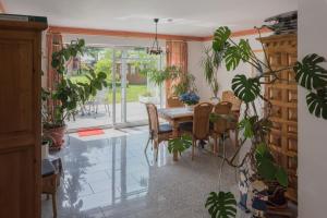 a dining room with a table and some plants at Müllers Bauernhof in Isenbüttel