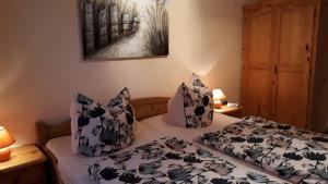 - une chambre avec un lit et deux oreillers dans l'établissement Ostseeperle Usedom, à Heringsdorf