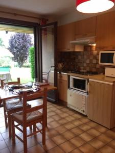 Kuchyň nebo kuchyňský kout v ubytování Chalet La Licorne au pied des pistes