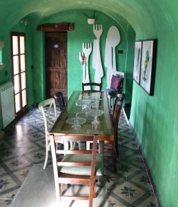 une salle à manger avec une table et des fourchettes sur le mur dans l'établissement San Martino Rooms & Breakfast, à Borgio Verezzi