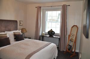 מיטה או מיטות בחדר ב-Heart of Hawick town Centre Apartment with free parking