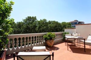 Hotel Regency - Small Luxury Hotels of the World的阳台或露台