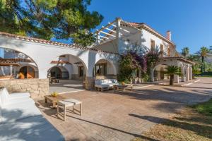 una grande casa bianca con patio di Finca Casa Imas ad Alicante