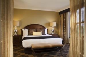 Postel nebo postele na pokoji v ubytování Omni Houston Hotel