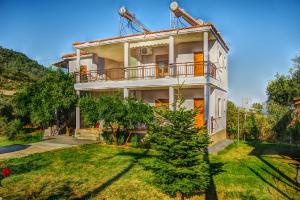 Casa con balcón y patio en Athina, en Koinira