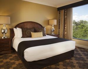 Postel nebo postele na pokoji v ubytování Omni Houston Hotel