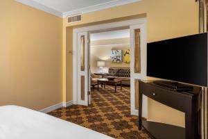 TV a/nebo společenská místnost v ubytování Omni Houston Hotel