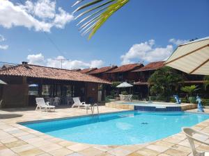 uma piscina em frente a uma casa em Lindo chalé completo para até 10 pessoas com piscina aquecida em Gravatá