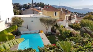 Chambre d'hôtes Habitation Bougainvilleの敷地内または近くにあるプールの景色