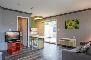 TV a/nebo společenská místnost v ubytování Tiki Shores Inn & Suites