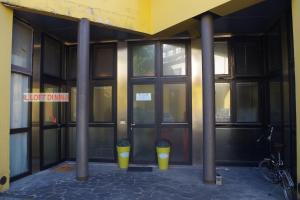 een gebouw met vier zuilen en veel ramen bij Il loft di Nina in Florence