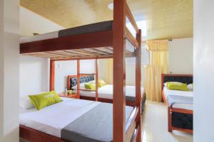 Двухъярусная кровать или двухъярусные кровати в номере Hotel El Rubí