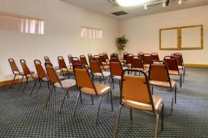 une salle avec un groupe de chaises dans une salle de classe dans l'établissement Americas Best Value Inn Alachua, à Alachua