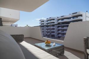 einen Balkon mit einem Tisch und einer Obstschale darauf in der Unterkunft Apartament Sophia in Arenales del Sol
