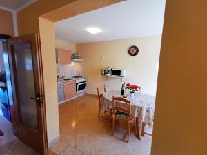 una cucina e una sala da pranzo con tavolo di Apartments Ivan a Vir (Puntadura)