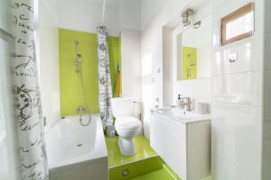 łazienka z toaletą, umywalką i wanną w obiekcie Apartament Copernicus Olsztyn w Olsztynie