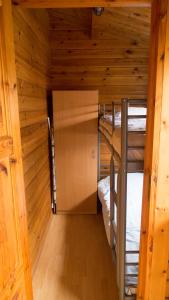 een kleine kamer met 2 stapelbedden in een hut bij Chaletparc Krabbenkreek Zeeland - Chalet 130 in Sint Annaland