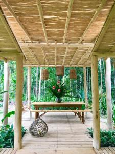 uma pérgola de madeira com uma mesa de piquenique num deque em ViverTrancoso em Trancoso