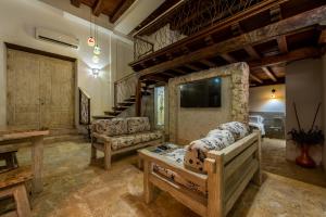 ein Wohnzimmer mit einem Sofa und einem TV in der Unterkunft Apartamento Virrey in Cartagena de Indias