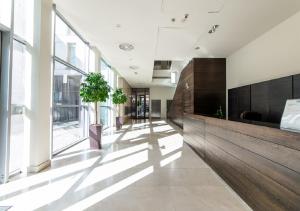 un pasillo de un edificio con ventanas y plantas en AR Apartments - Angel Center Kraków en Cracovia