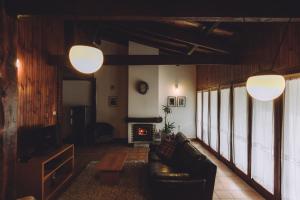 - un salon avec un canapé et une cheminée dans l'établissement Villas do Agrinho, à Valdosende
