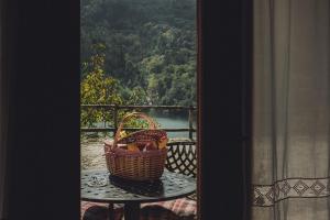 - une table avec un panier sur le balcon dans l'établissement Villas do Agrinho, à Valdosende