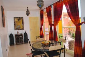 d'une salle à manger avec une table et une fenêtre. dans l'établissement Appartement Anatim, à Ouarzazate