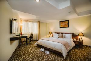 a hotel room with a bed and a desk at Hotel Nobility in Lima