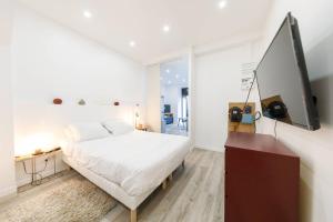 Televisyen dan/atau pusat hiburan di Luxurious and Cosy Apt in the center of Paris 14
