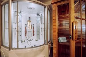 um chuveiro numa casa de banho com uma porta de vidro em Hotel Nobility em Lima