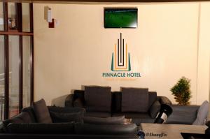 Pinnacle Hotel Mbarara tesisinde bir oturma alanı