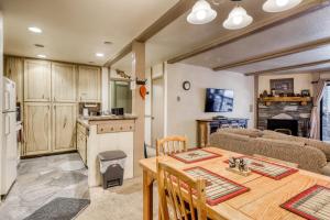 een keuken en woonkamer met een tafel en een bank bij The Summit 5 in Mammoth Lakes