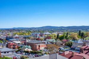 une vue aérienne sur une petite ville avec des bâtiments dans l'établissement Balmoral On York, à Launceston