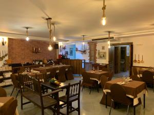 Reštaurácia alebo iné gastronomické zariadenie v ubytovaní Hostal Mainz