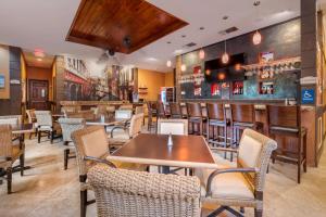 Best Western Plus Palm Beach Gardens Hotel & Suites and Conference Ctにあるレストランまたは飲食店