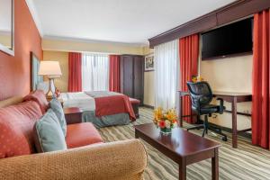 een hotelkamer met een bed en een bureau bij Best Western Plus Palm Beach Gardens Hotel & Suites and Conference Ct in Palm Beach Gardens