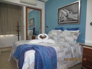 Un dormitorio con una cama con una toalla. en Constante Ramos com Wifi, en Río de Janeiro