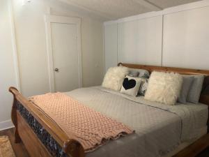 Un dormitorio con una cama con almohadas. en Beaufort SC New Renovation, Close to Parris Island, Historic Downtown, Beautiful Beaches, Sleeps 8, en Beaufort