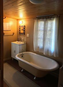Et badeværelse på Fivespot Cabin