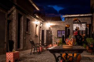 a patio at night with a table and chairs at Tilcara Hostal Niña Coya in Tilcara